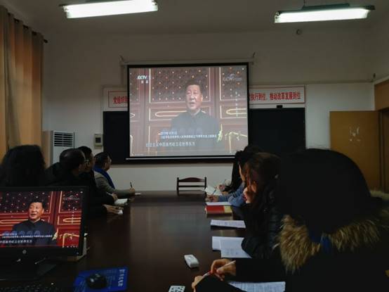 说明: I:\saving\2020年11月至2021年2月\关于组织学习\关于组织观看《为了和平》20201221\yl6809永利集团组织全体教职工观看纪录片《为了和平》\yl6809永利集团教工第一党支部《为了和平》观看学习开展情况\教工第一党支部组织观看照片集\支部集体观看 1.jpg
